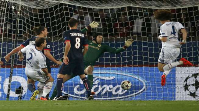 Pemain Chelsea David Luiz melakukan gol bunuh diri[Reuters/Gonzalo Fuentes]