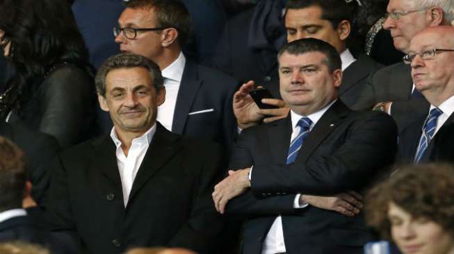 Mantan Presiden Perancis Nicolas Sarkozy(kiri) menonton pertandingan bersama CEO Chelsea Ron Gourlay[Reuters/Benoit Tessier]