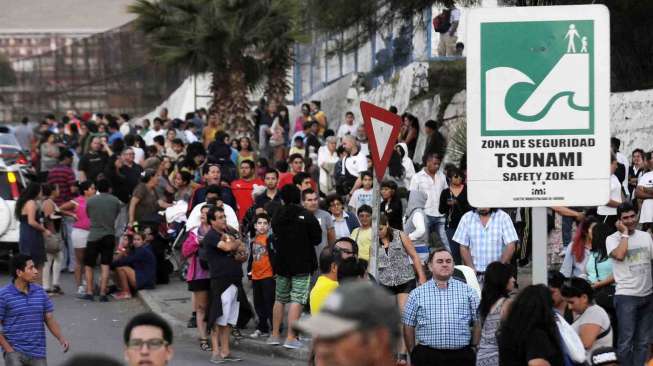 Warga Chile berkumpul di daerah aman tsunami di Iquique, Chile, beberapa waktu lalu. [Reuters/Cristian Vivero]