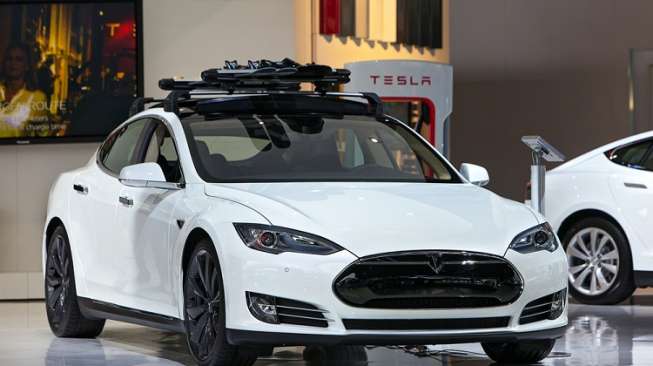 Tesla Model S dan charger baterainya. Sebagai ilustrasi [Shutterstock].