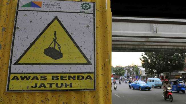 Kerangka jembatan penghubung Blok G dan Blok F pasar tanah abang Jakarta, miring dan bergeser 90 derajat, Kamis (3/4). [suara.com/Adrian Mahakam]