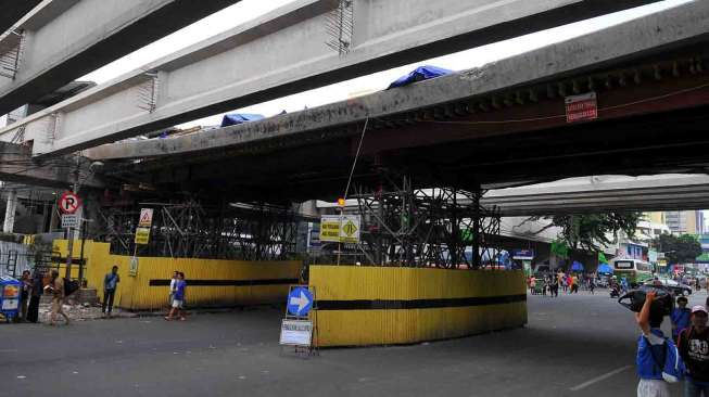 Kerangka jembatan penghubung Blok G dan Blok F pasar tanah abang Jakarta, miring dan bergeser 90 derajat, Kamis (3/4). [suara.com/Adrian Mahakam]