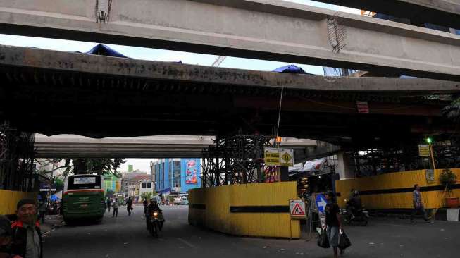 Kerangka jembatan penghubung Blok G dan Blok F pasar tanah abang Jakarta, miring dan bergeser 90 derajat, Kamis (3/4). [suara.com/Adrian Mahakam]