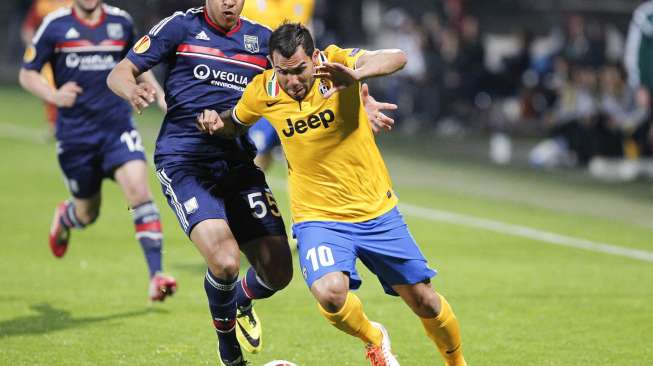 Carlos Tevez(kanan) berebut bola dengan pemain Lyon Corentin Tolisso(kiri)[Reuters/Emmanuel Foudrot]