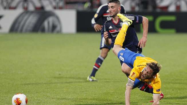 Pemain Juventus Claudio Marchisio dijatuhkan Jordan Ferri[Reuters/Emmanuel Foudrot]