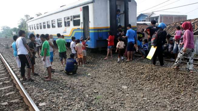 Duduk-duduk di Rel, 3 Orang Tewas Disambar Kereta