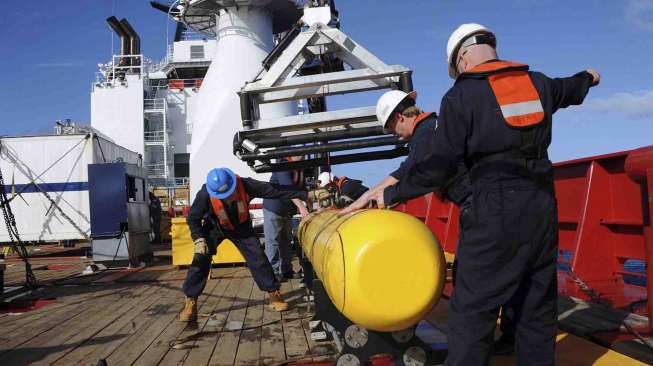 The Bluefin 21 diangkat kembali ke atas kapal Ocean Shield setelah sukses melakukan tes di Samudera Hidia dalam misi pencarian pesawat Malaysia Airlines MH370, Jumat (4/4). [Reuters/Peter D. Blair/HO]