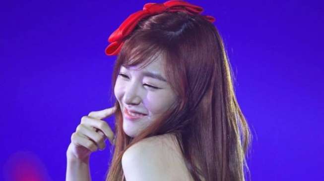 Acara Amal, Nichkhun - Tiffany Sumbangkan Tas dan Topi Wol