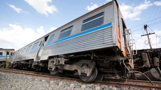 Anjlok, KA Bangunkarta Senggol Kereta Pengangkut Pipa