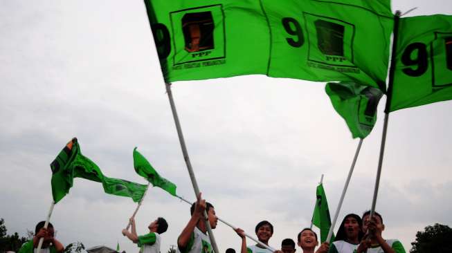 Simpatisan mengibarkan bendera PPP dalam kampanye. (Antara/Oky Lukmansyah)