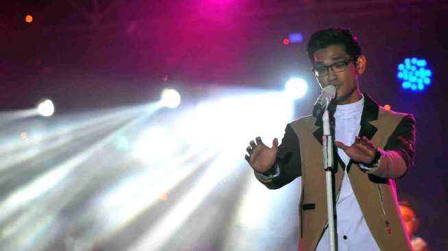 Aksi Afgan dalam konser \"Afgan Punya Cerita\", di Skeeno Hall, Gandaria City, Jakarta, Jumat (4/4/2014). [Suara.com/Adrian Mahakam]