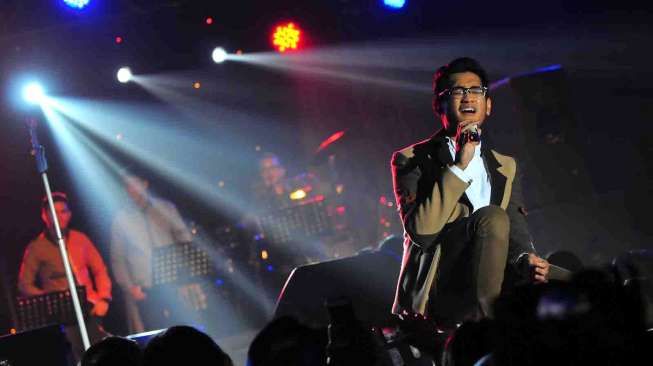 Penampilan maksimal Afgan dalam konser \"Afgan Punya Cerita\", di Skeeno Hall, Gandaria City, Jakarta, Jumat (4/4/2014). [Suara.com/Adrian Mahakam]