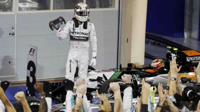 Pebalap Mercedes Lewis Hamilton berhasil finish di posisi satu di GP Bahrain, Minggu, (6/4). [Reuters/Hamad I Mohammed]