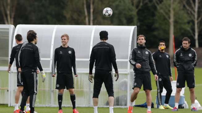 Para pemain Chelsea melakukan latihan di Cobham, Senin (7/4/20104) sebelum menjamu PSG.  (Reuters/Stefan Wermuth)