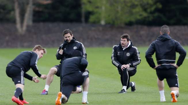 Gelandang Chelsea Frank Lampard (kedua kiri) bersama pemain setimnya tampak antusias melakukan pemanasan di tempat latihan di Cobham. (Reuters/Stefan Wermuth) 