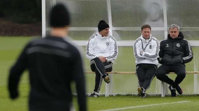 Manajer Chelsea Jose Mourinho (kanan) sedang memperhatikan para pemainnya melakukan latihan guna mempersiapkan diri mengalahkan Paris St Germain di leg kedua. (Reuters/Stefan Wermuth)   