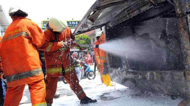 Sebuah Bus Transjakarta jurusan Pulogadung - Dukuh Atas terbakar di Jalan Sultan Agung, Jakarta, Selasa (8/4). [suara.com/Adrian Mahakam]