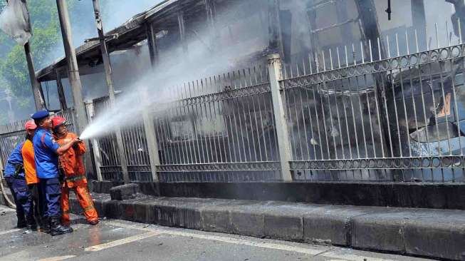 Sebuah Bus Transjakarta jurusan Pulogadung - Dukuh Atas terbakar di Jalan Sultan Agung, Jakarta, Selasa (8/4). [suara.com/Adrian Mahakam]