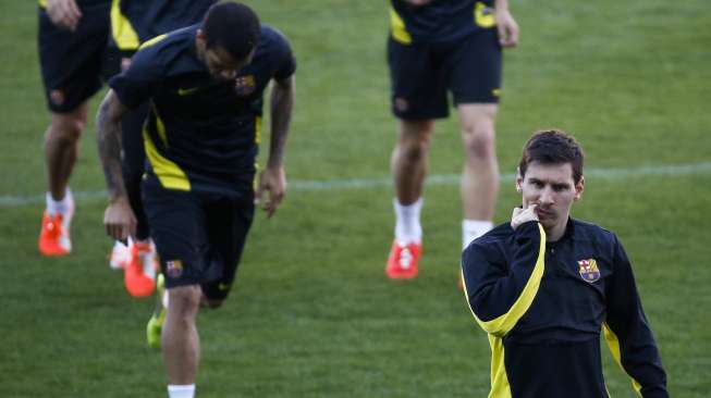 Sesi latihan Barcelona di Stadion Vicente Calderon, Madrid[Reuters/Paul Hanna]