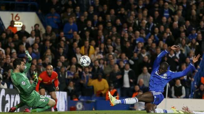 Demba Ba menaklukkan kiper Paris St Germain Salvatore Sirigu dan mencetak gol kemenangan bagi Chelsea 2-0.(Reuters/Stefan Wermuth)