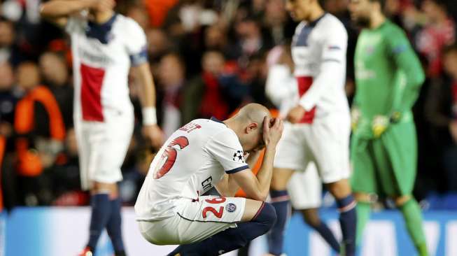 Reaksi Christophe Jallet dan para pemainnya Paris St Germain setelah kalah dalam gol tandang oleh Chelsea.(REUTERS/Stefan Wermuth) 