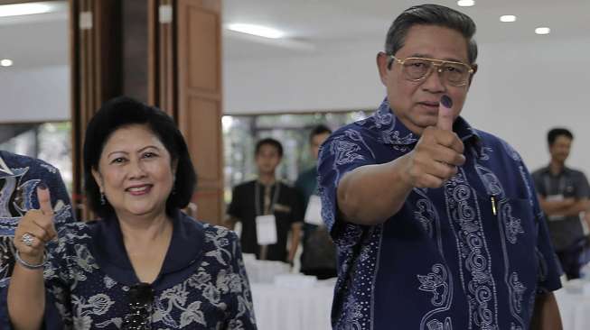 SBY berserta keluarga nyoblos Pemilu Legislatif di sekolah Alam Puri Cikeas, Bogor, Rabu (9/4). [Rumgapres/Abror]