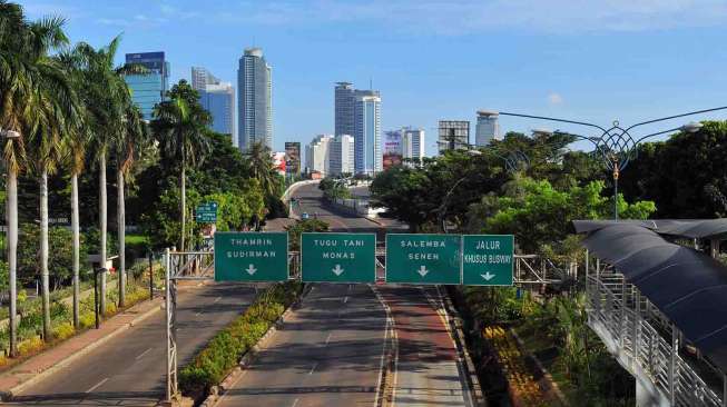 Suasana lengang di Jalan H. R. Rasuna Said, Kuningan Jakarta, Rabu (9/4). Hari ini Masyarakat seluruh Indonesia melaksanakan pencoblosan Pemilu Legislatif 2014. [suara.com/Adrian Mahakam]