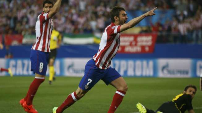 Adrian Lopez (tengah) merayakan gol Koke saat pertandingan babak pertama berjalan lima menit. (REUTERS/Juan Medina)    