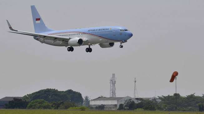 Pesawat Kepresidenan RI saat mendarat perdana di Bandara Halim Perdanakusuma, Jakarta, Kamis (10/4). [Antara/Widodo S. Jusuf]