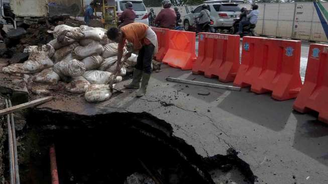  Jokowi Serahkan Jalan Amblas Sudirman ke Pemerintah Pusat