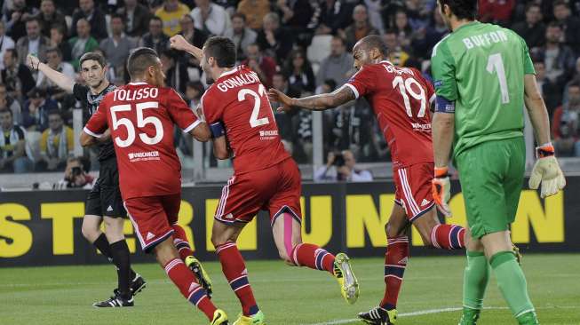 Lyon berhasil menyamakan kedudukan menjadi 1-1 setelah Jimmy Briand (kedua dari kanan) menjebol gawang Gianluigi Buffon di menit ke-18.(REUTERS/Giorgio Perottino)   