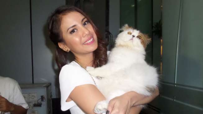 Interview: Kucing Bikin Cinta Tya Ariestya dan Pacar Makin Lengket