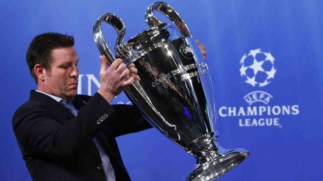 Tropi Liga Champions di Markas UEFA, Nyon, Jumat (11/4). [Reuters/Denis Balibouse]