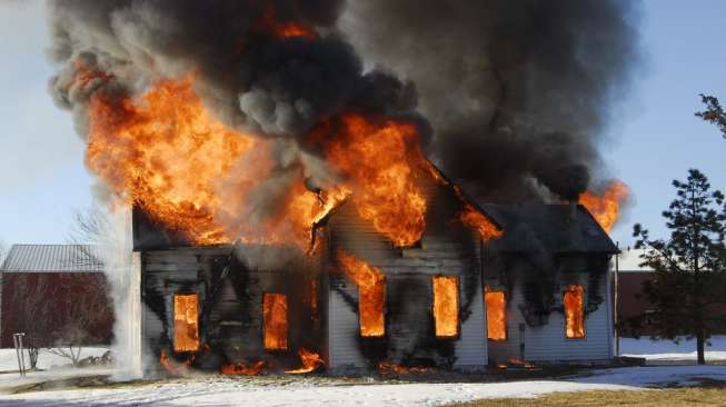 Tolak Manipulasi Suara Pileg, Rumah Kades di Bangkalan Dibakar Massa