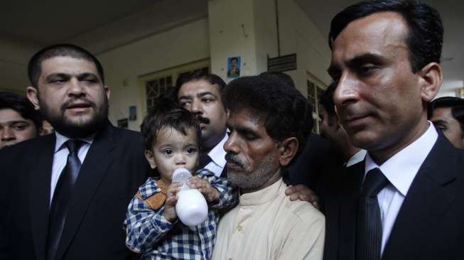 Musa Khan bayi 9 bulan dibebaskan dari dakwaan percobaan pembunuhan di pengadilan Lahore, Pakistan [Reuters/Mohsin Raza]