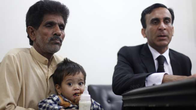 Musa Khan bayi 9 bulan dibebaskan dari dakwaan percobaan pembunuhan di pengadilan Lahore, Pakistan [Reuters/Mohsin Raza]