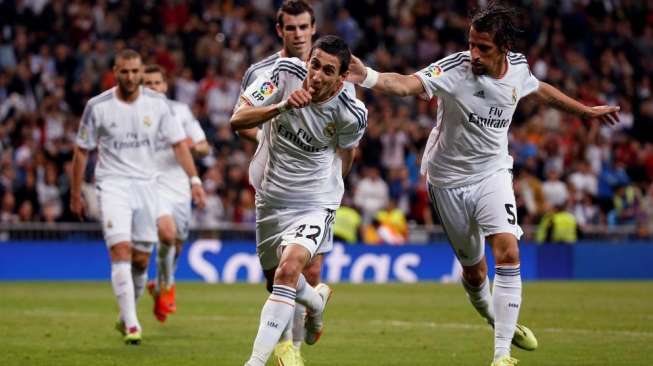 Angel di Maria merayakan golnya ke gawang Almeria dalam laga La Liga di Santiago Bernabeu, (13/4). (Reuters/Susana Vera)