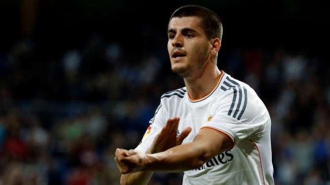 Alvaro Morata merayakan golnya ke gawang Almeria dalam laga La Liga di Santiago Bernabeu, (13/4). (Reuters/Susana Vera)