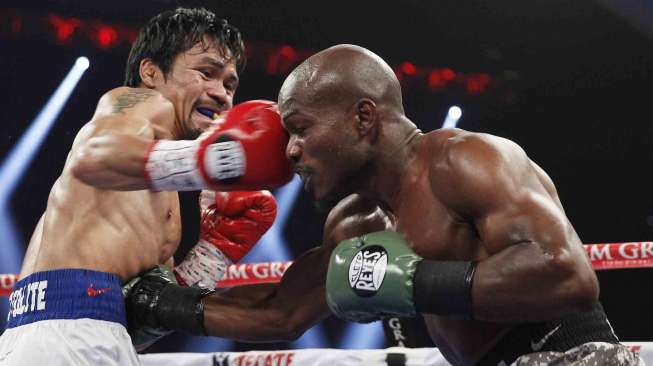 Petinju Filipina Manny Pacquiao menang mutlak atas Timothy Bradley dan meraih kembali titel WBO kelas Welter di Las Vegas, Minggu (13/4) [Reuters/Steve Marcus]