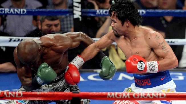 Petinju Filipina Manny Pacquiao menang mutlak atas Timothy Bradley dan meraih kembali titel WBO kelas Welter di Las Vegas, Minggu (13/4) [Reuters/Joe Camporeale]