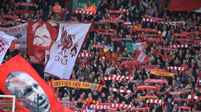 Fans The Reds mengibarkan banner sebagai bentuk penghormatan peristiwa Hillsborough [Reuters/Nigel Roddis]