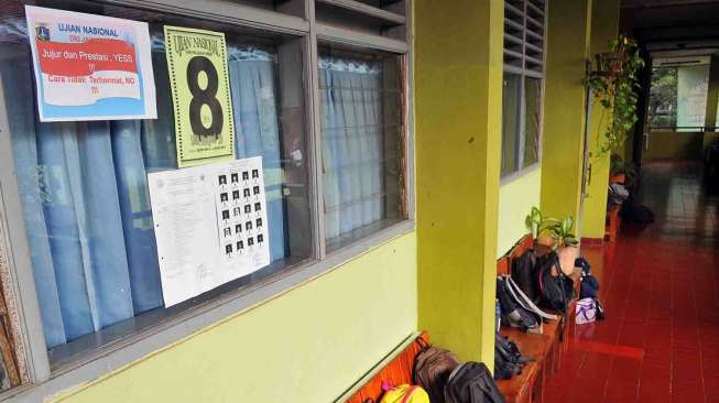 Suasana Ujian Nasional tingkat SMA/ SMK di SMAN 39 Jalan Ksatrian Jakarta, Senin (14/4). [suara.com/Adrian Mahakam]