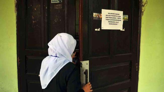 Suasana Ujian Nasional tingkat SMA/ SMK di SMAN 39 Jalan Ksatrian Jakarta, Senin (14/4). [suara.com/Adrian Mahakam]