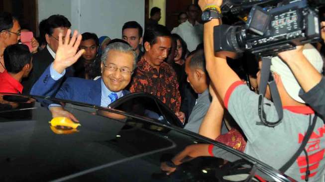 Mantan Pendana Menteri Malaysia Mahathir Mohammad melambaikan tangan kepada wartawan setelah bertemu Ketua Umum PDI Perjuangan Megawati Soekarnoputri di Jalan Teuku Umar Jakarta, Senin (14/4). [suara.com/Adrian Mahakam]