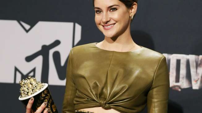 Artis Shailene Woodley berpose dengan pialanya di  MTV Movie Awards 2014 di Los Angeles, AS, Minggu (13/4/2014) (Foto: Reuters/Danny Moloshok)