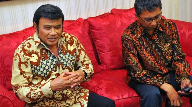 Calon Presiden PKB, Rhoma Irama menggelar konfrensi pers di kediamannya di Jalan Pondok Jaya VI no. 14 Jakarta, Senin (14/4). [suara.com/Adrian Mahakam]