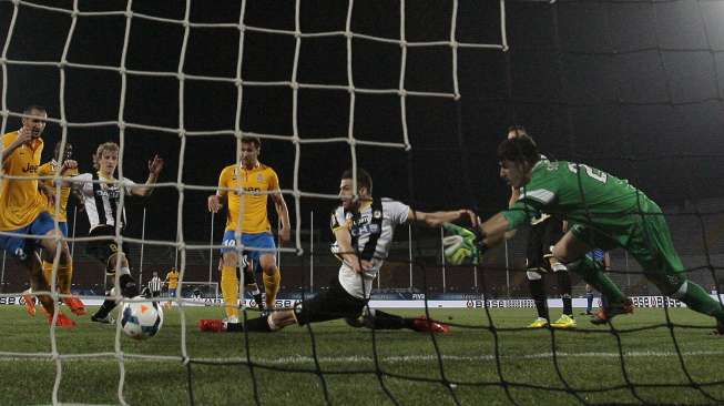 Fernando Llorente saat menjebol gawang Udinese dalam lanjutan Serie A yang digelar di Friuli Stadium [Reuters/Alessandro Garofalo]