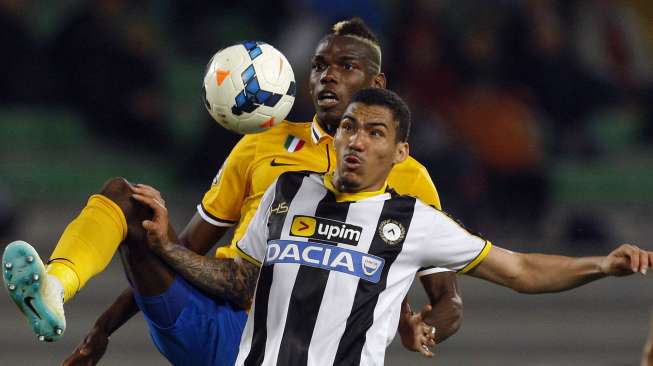 Paul Pogba(kiri) berebut bola dengan pemain Udinese Allan Loureiro dalam lanjutan Serie A yang digelar di Friuli Stadium [Reuters/Alessandro Garofalo]