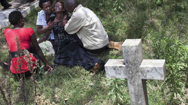 Pemakaman korban serangan Mall Art Cafe, Ruth Njeri Macharia di  Langata Cemetery,  Nairobi, Kenya (27/9/2013). Foto ini bagian dari foto-foto yang memenangi Pulitzer 2014 untuk kategori  \"breaking news photography\". (Foto: Reuters/Tyler Hicks)