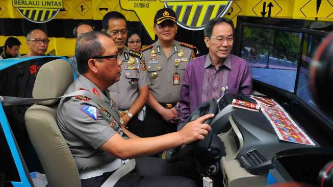 Kepala Korlantas RI Irjen. Pol. Drs. Pudji Hartanto mencoba simulator di acara Kick Off \"Indonesia, Ayo Aman Berlalu Lintas\" di Gedung Pusat Astra di Jalan Gaya Motor Raya Jakarta, Selasa (15/4). [suara.com/Adrian Mahakam]